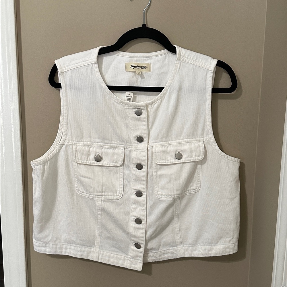 Madewell Cropped Denim Vest: Airy Denim Edition in Tile White - Picture 7 of 9